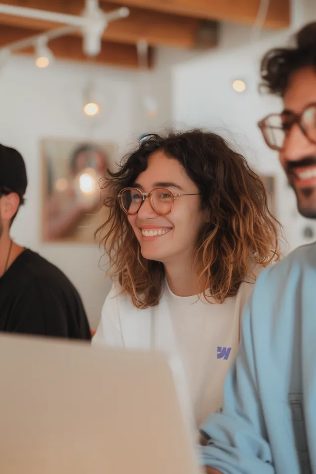 Personas motivadas conversando juntas