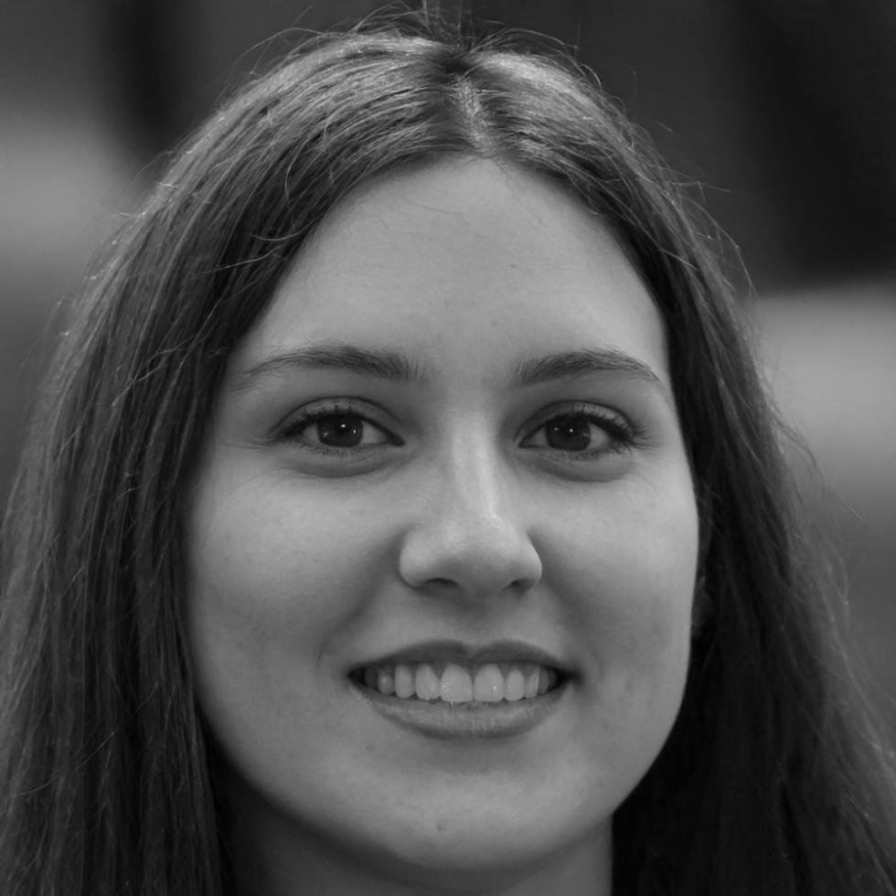 Retrato profesional de Esperanza Vidal, especialista en educación financiera